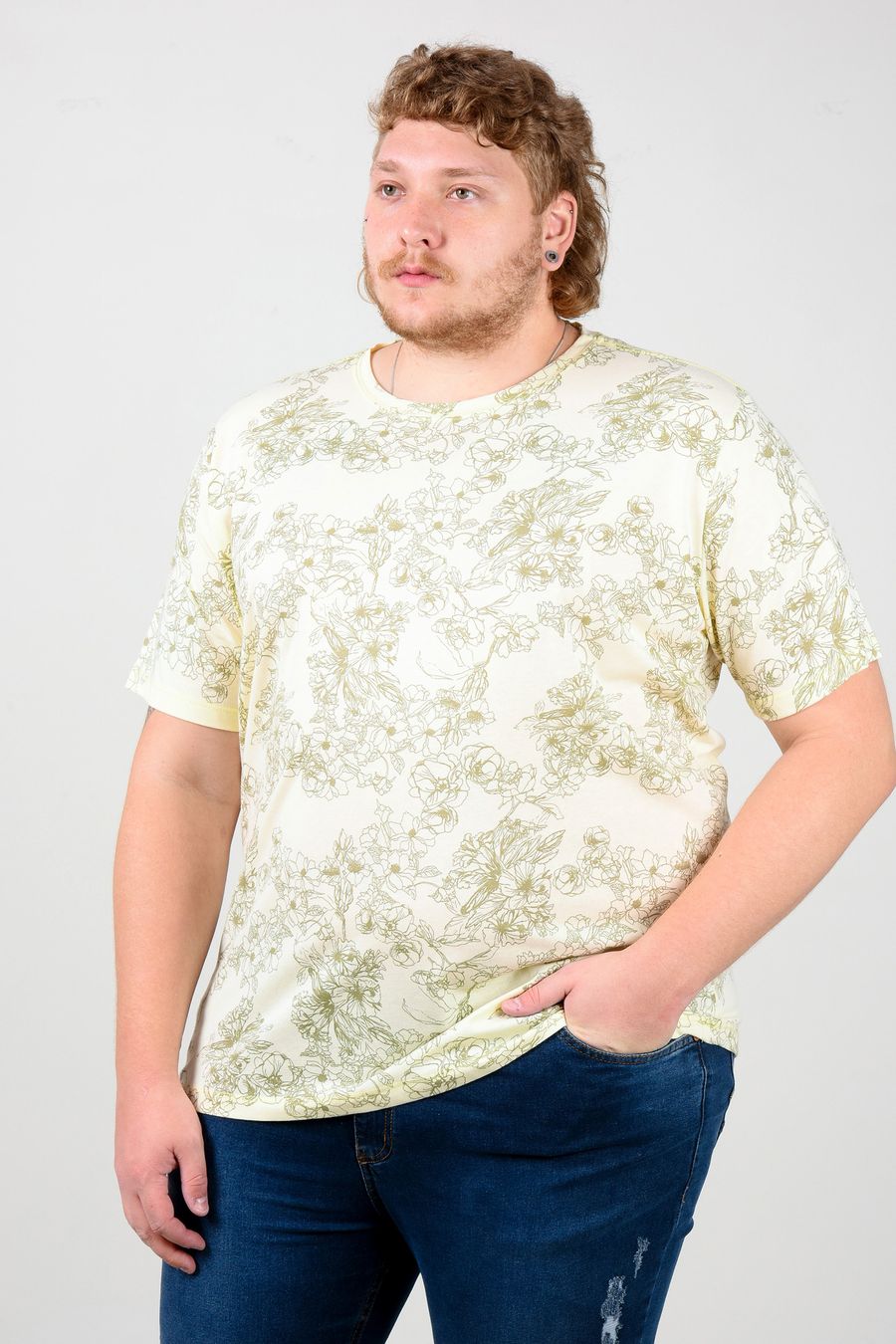 Camiseta careca estampada florida plus size bege