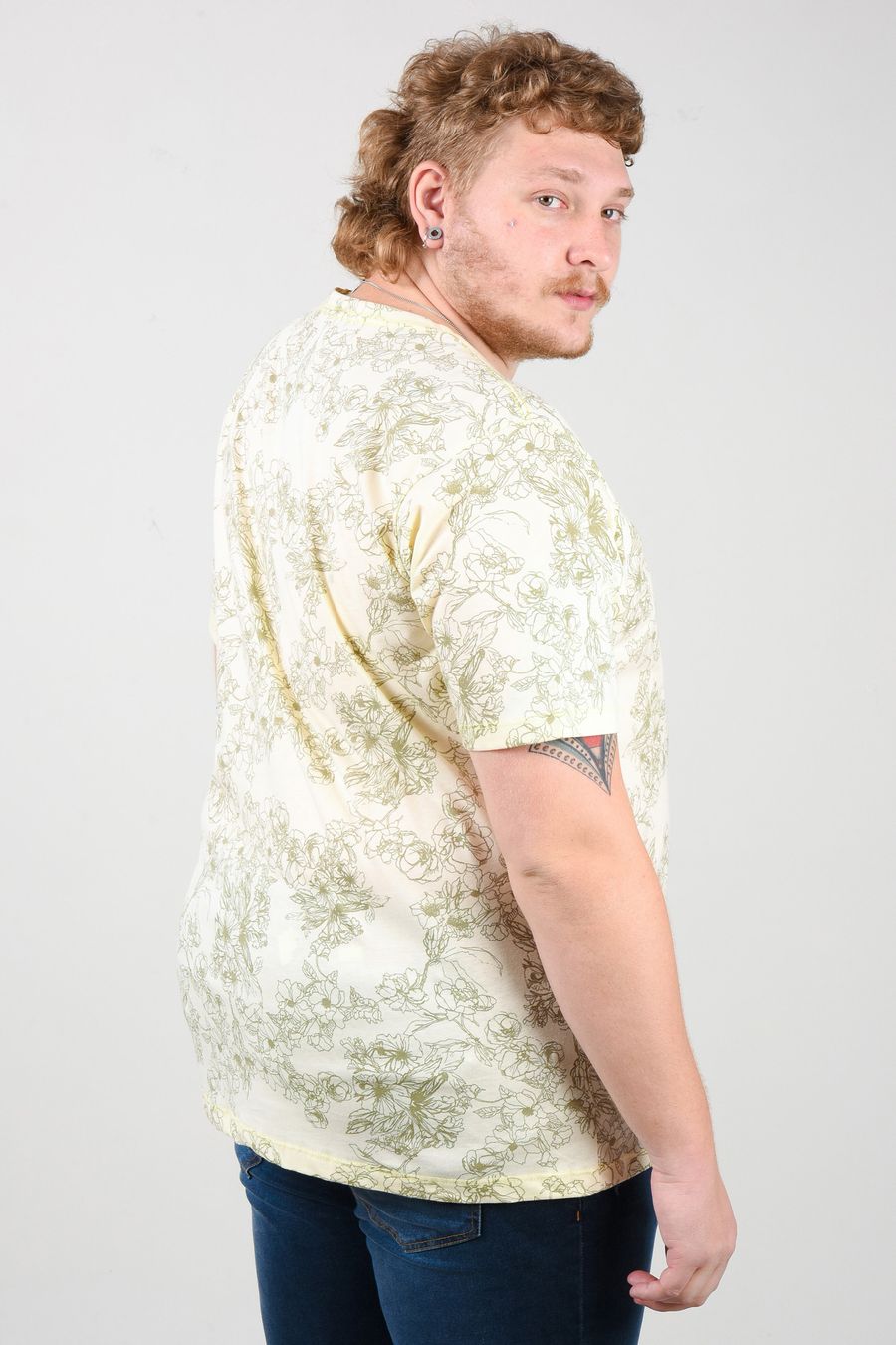 Camiseta careca estampada florida plus size bege