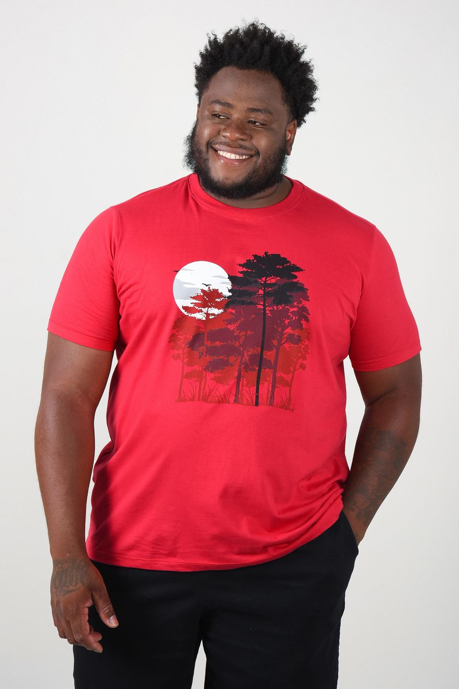 Camiseta estampa árvores plus size vermelho