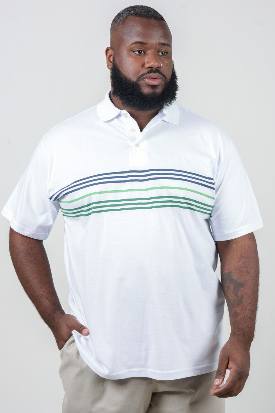Camisa polo com listras plus size branco