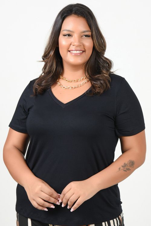 T-shirt básica decote v plus size preto
