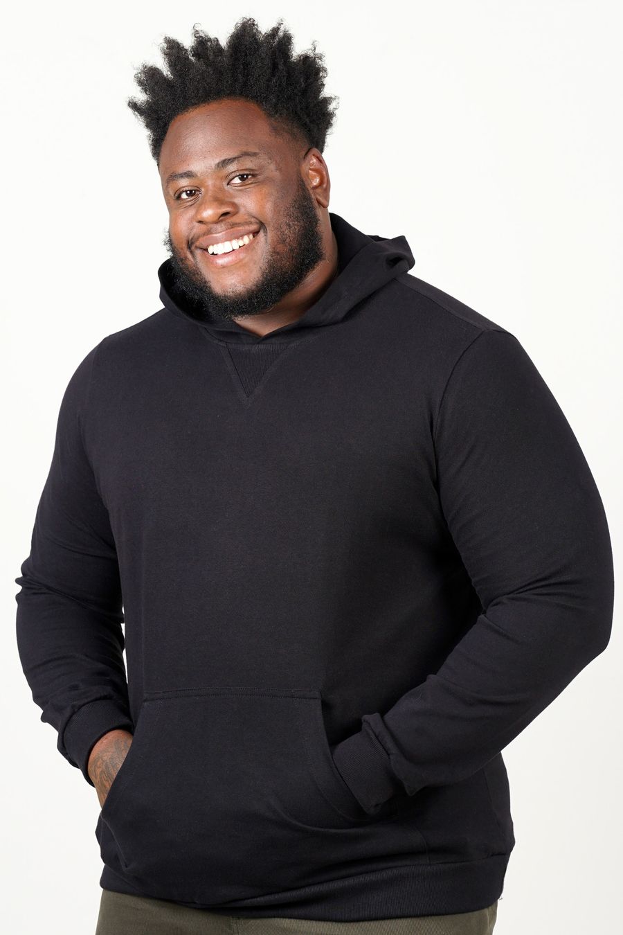 Blusão capuz e manga longa plus size preto