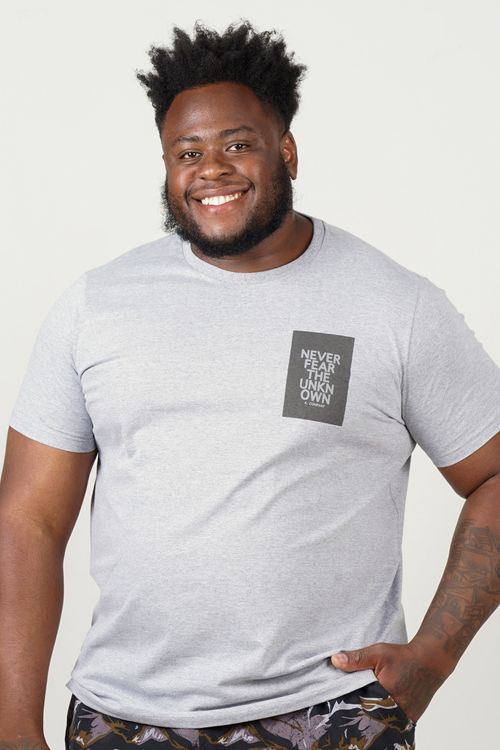 Camiseta estampa never plus size cinza