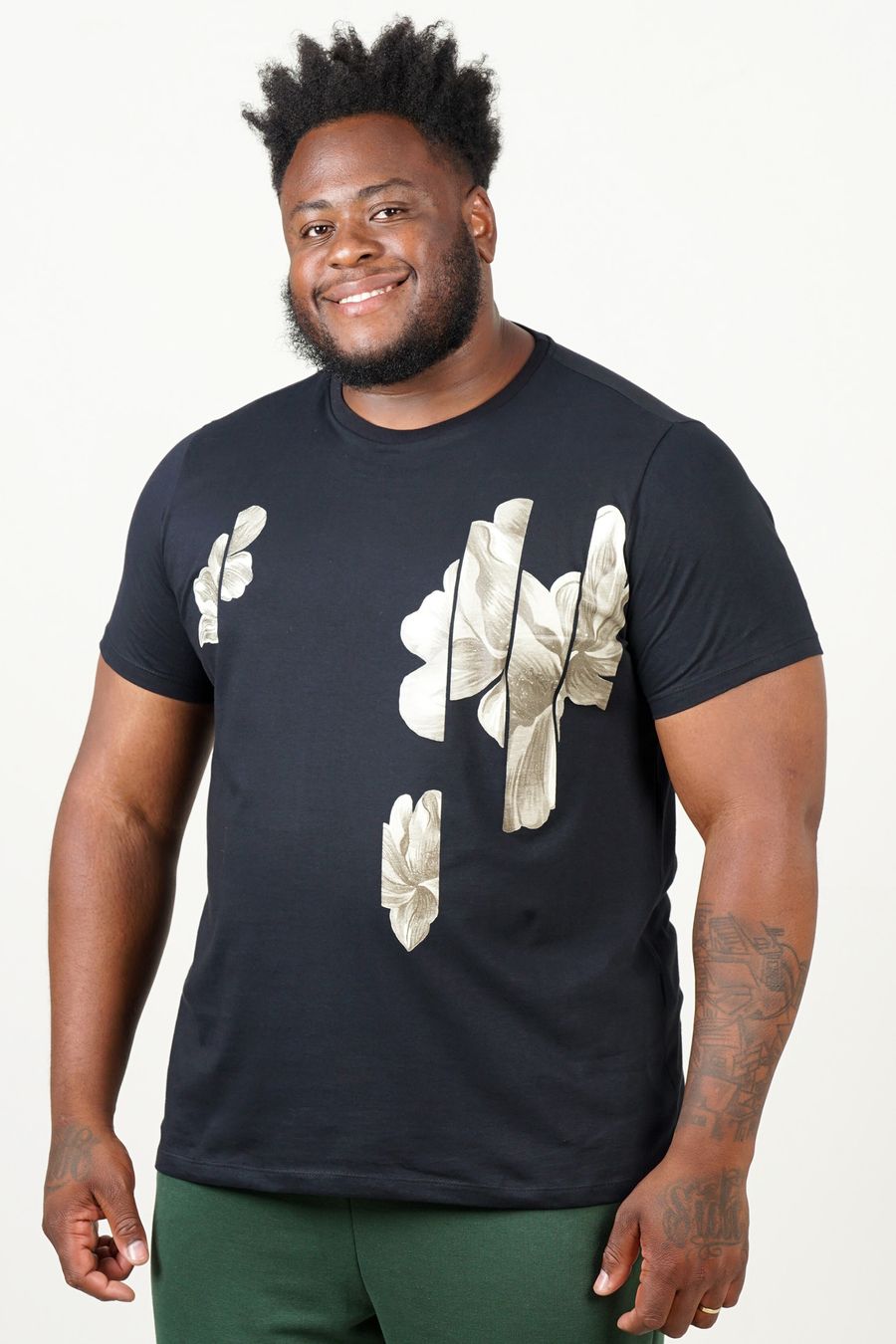 Camiseta estampa flores plus size preto