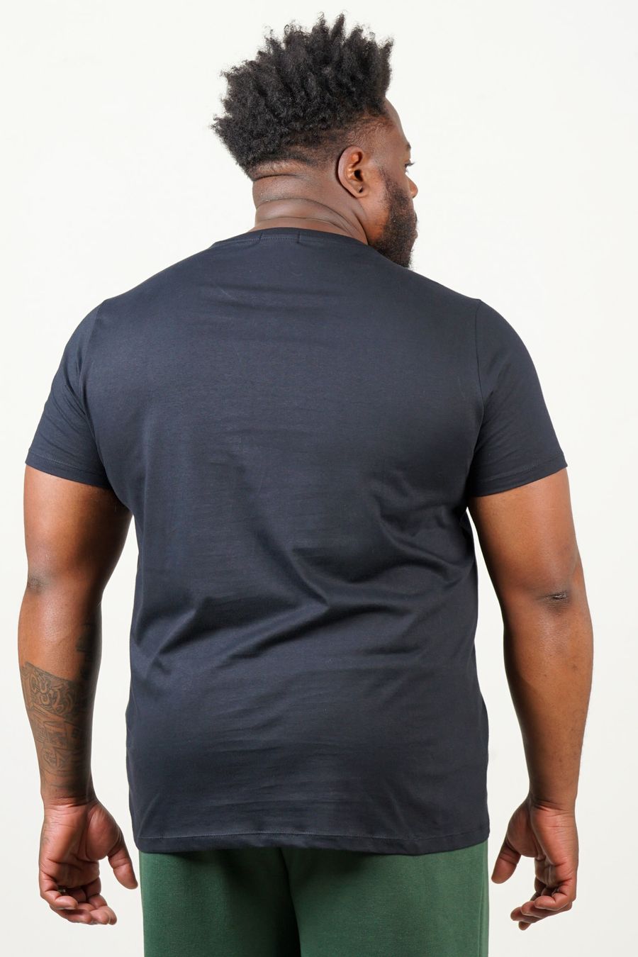 Camiseta estampa flores plus size preto