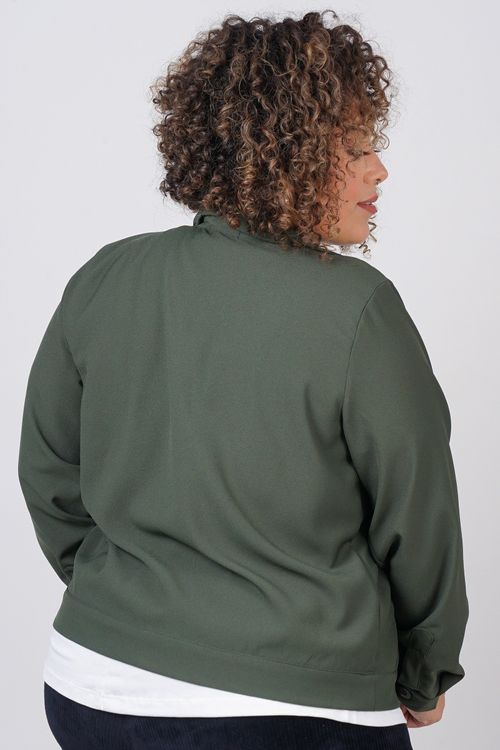 Jaqueta estilo utilitário plus size verde militar
