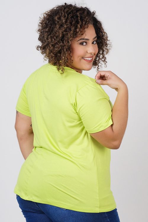T-shirt básica decote v plus size. verde neon