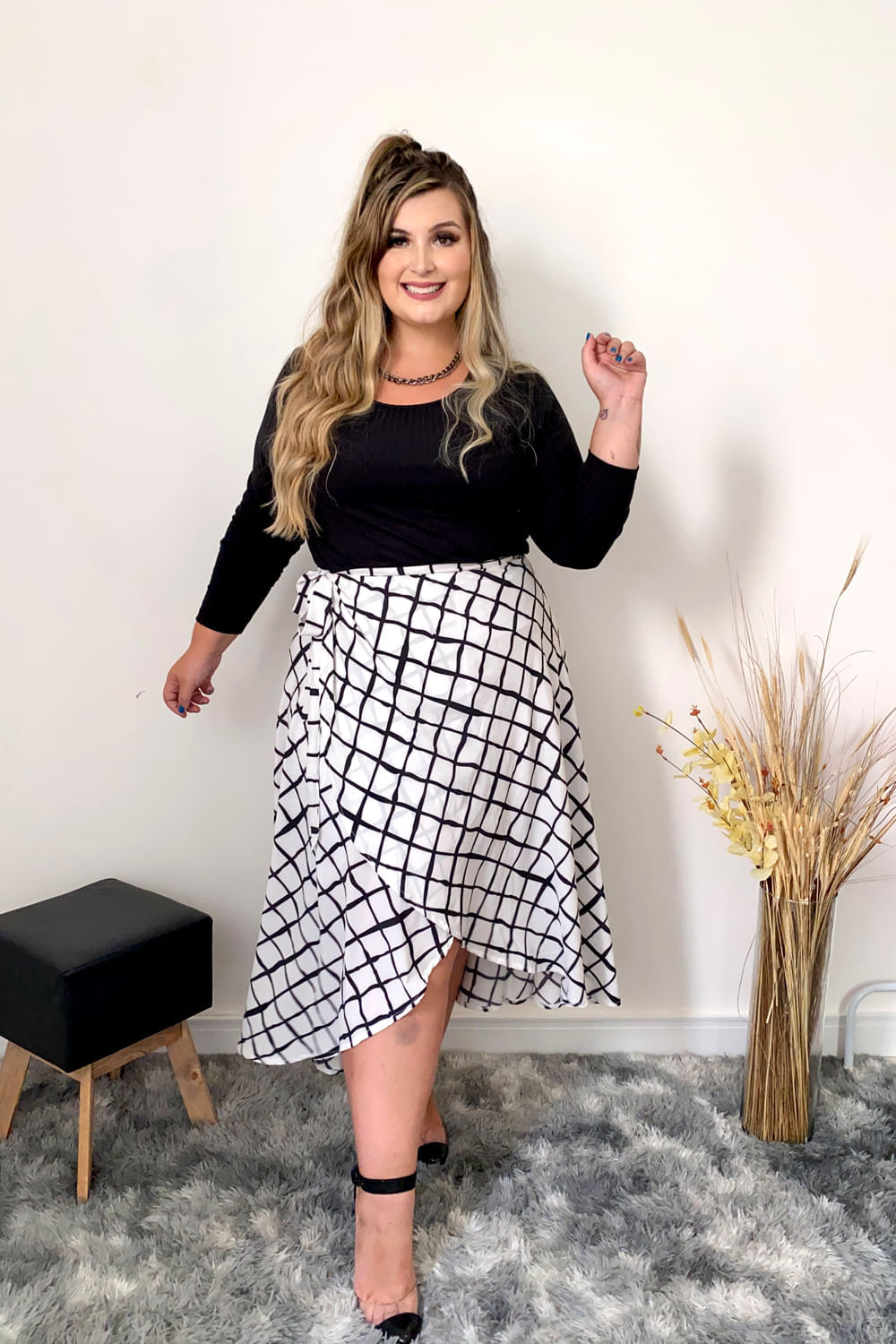 Saia Midi Lorena Xadrez Black Plus Size - Chic e Elegante