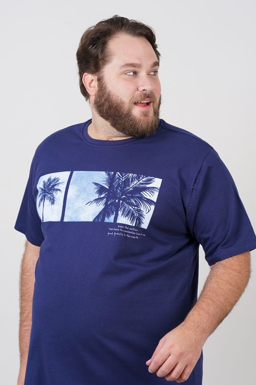 Camiseta com estampa tropical plus size azul marinho