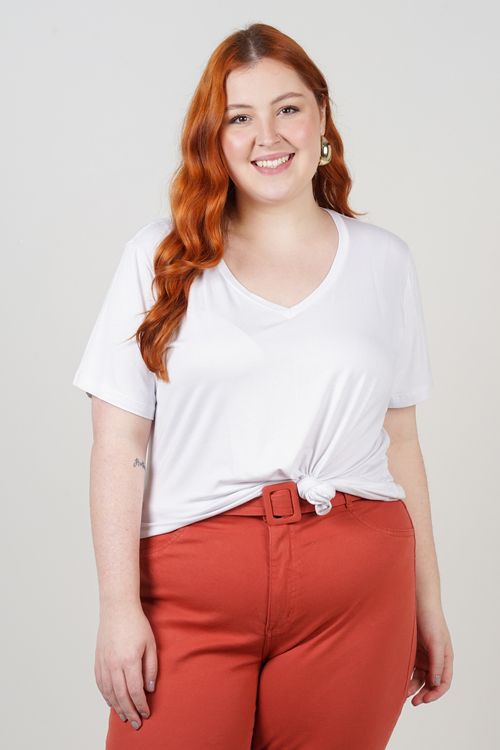 T-shirt básica decote v plus size branco