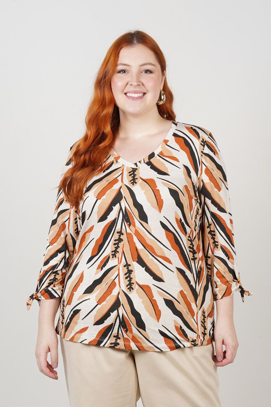 Blusa estampada com nó na manga plus size bege