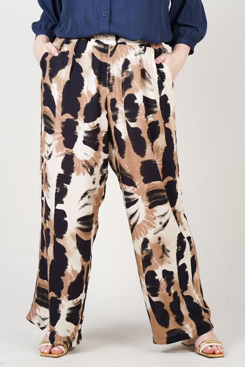 Calça pantalona de viscose estampada plus size bege