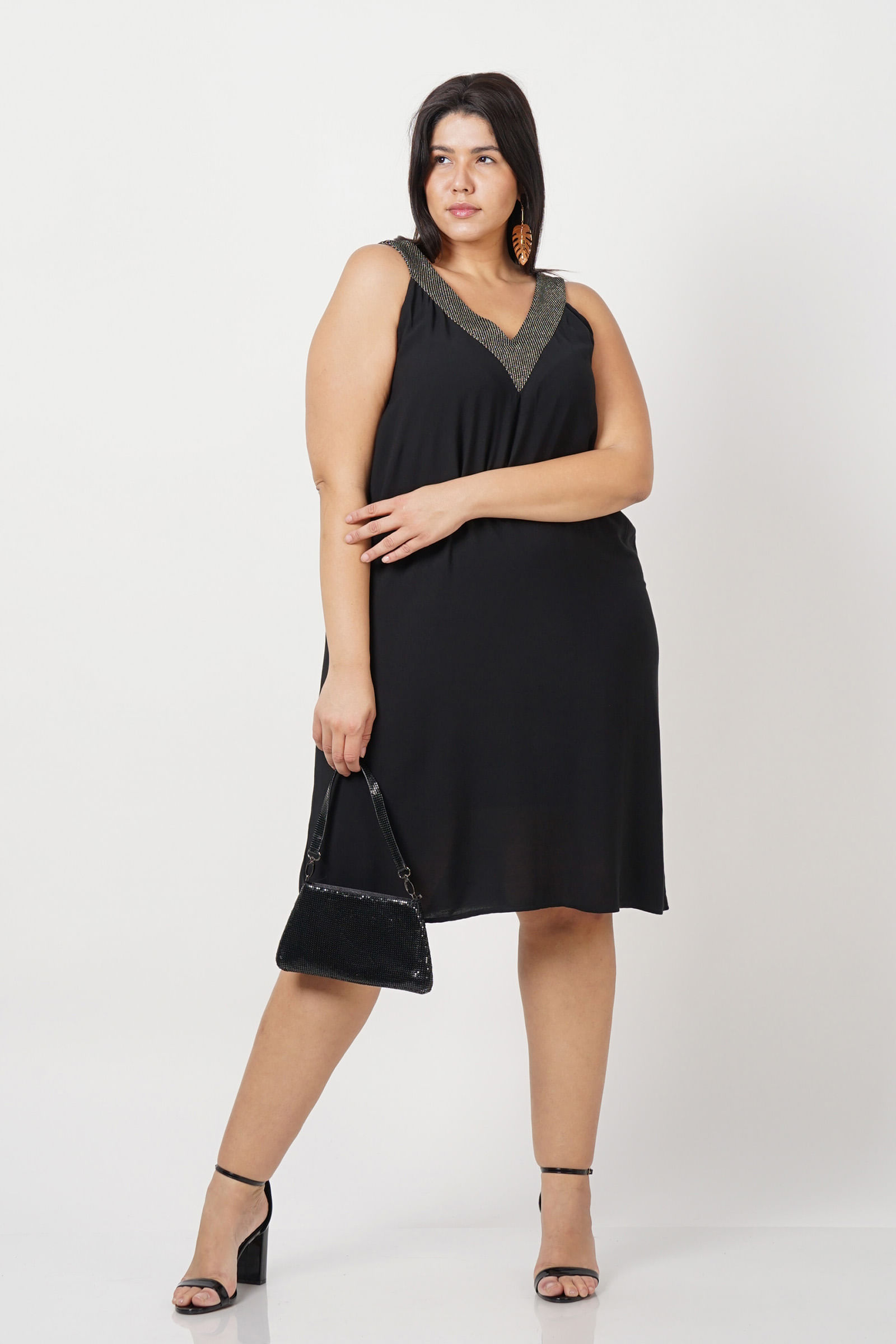 Vestido-com-brilho-no-decote-plus-size_0026_1
