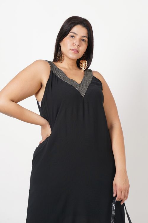 Vestido com brilho no decote plus size preto