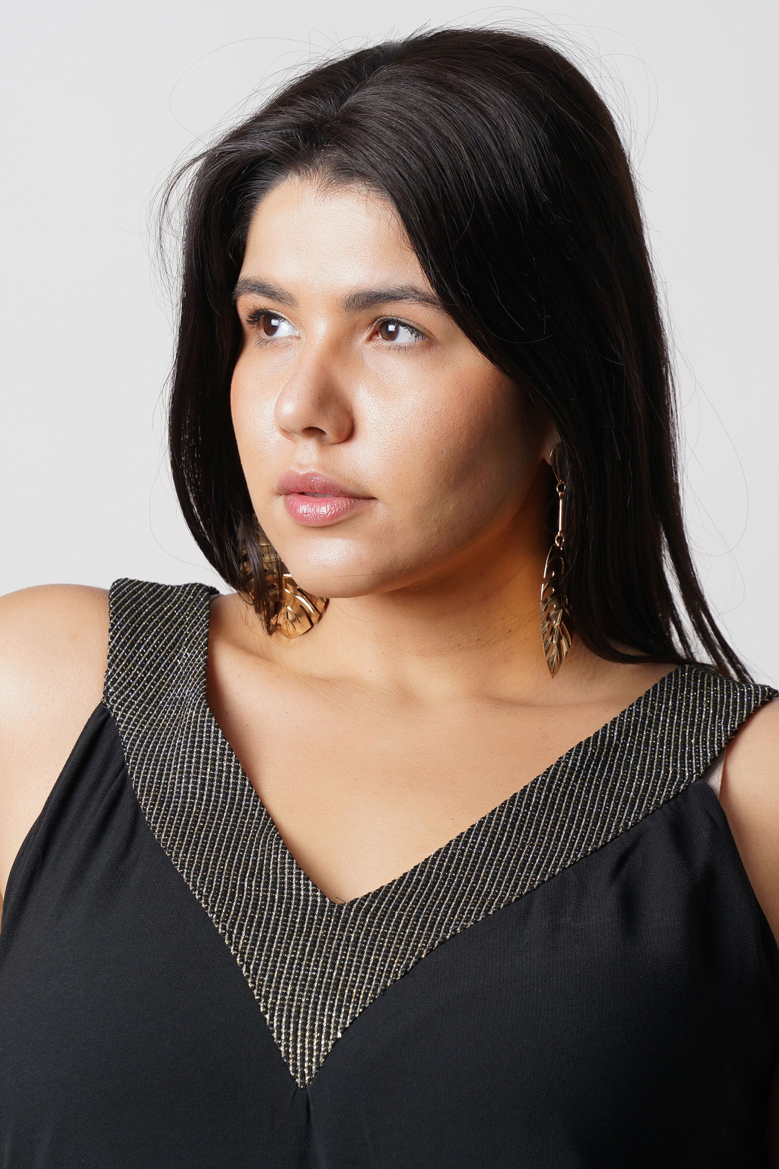 Vestido-com-brilho-no-decote-plus-size_0026_4
