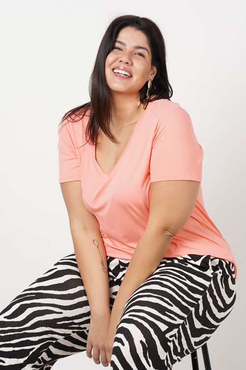 T-shirt básica decote v plus size coral