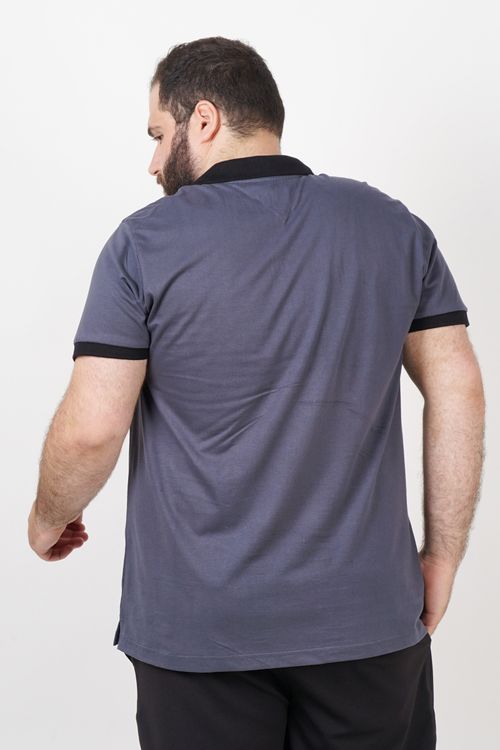 Camiseta polo com detalhes contrastantes plus size cinza chumbo
