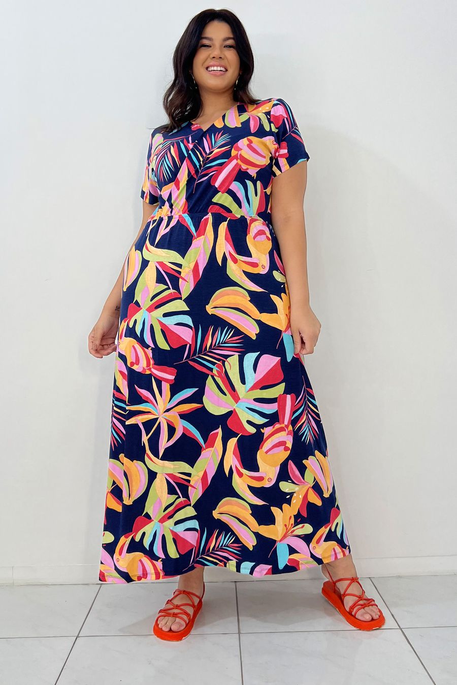 Vestido longo estampado decote plus size azul marinho