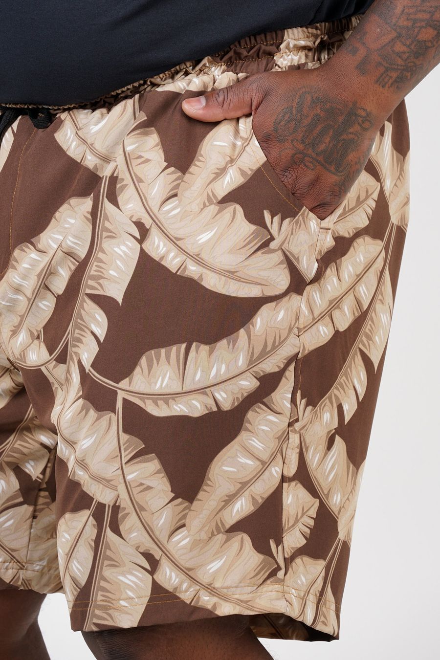 Bermuda de tactel com elastano estampado plus size marrom