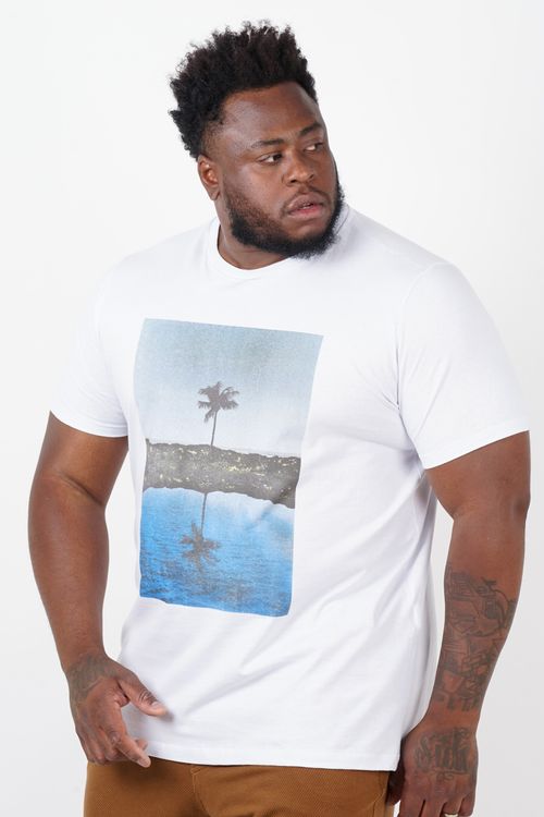 Camiseta com estampa paisagem tropical plus size branco
