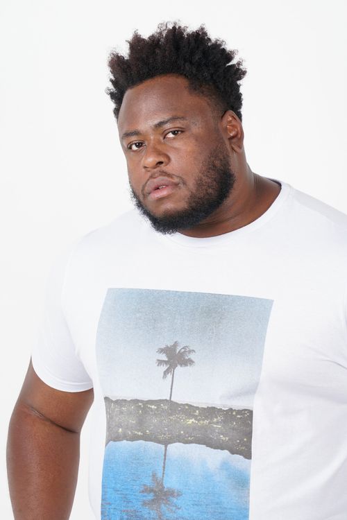 Camiseta com estampa paisagem tropical plus size branco