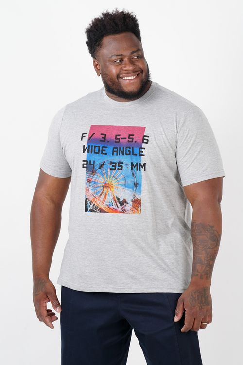 Camiseta estampada wide angle plus size cinza