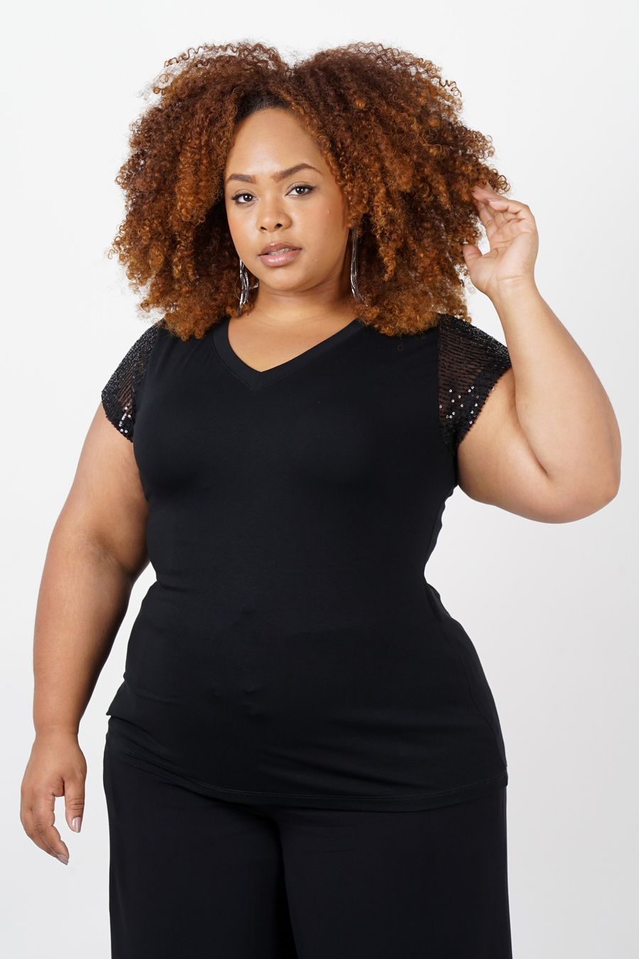 Blusa com manga de paetê plus size preto