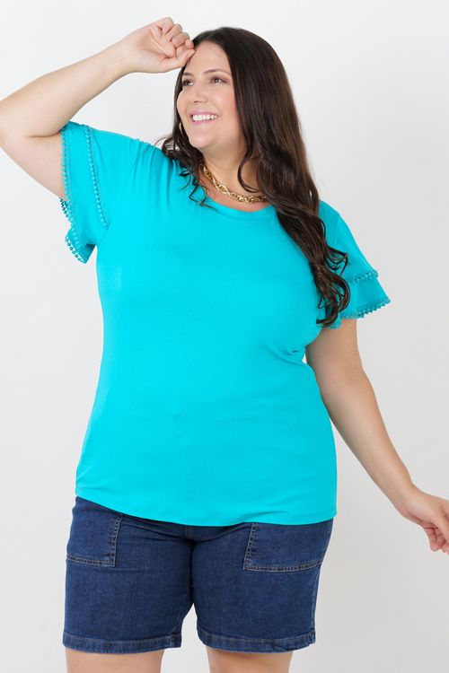 Blusa com babado duplo na manga e aviamento plus size azul