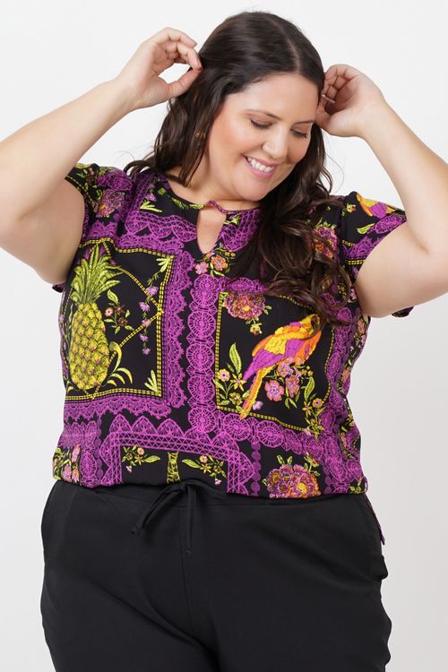 Blusa de viscose estampada com babado na manga plus size preto