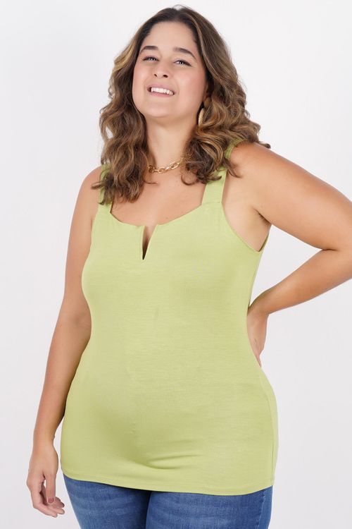 Regata com detalhe v no decote plus size verde