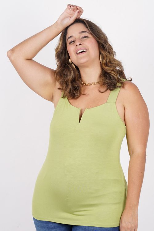 Regata com detalhe v no decote plus size verde