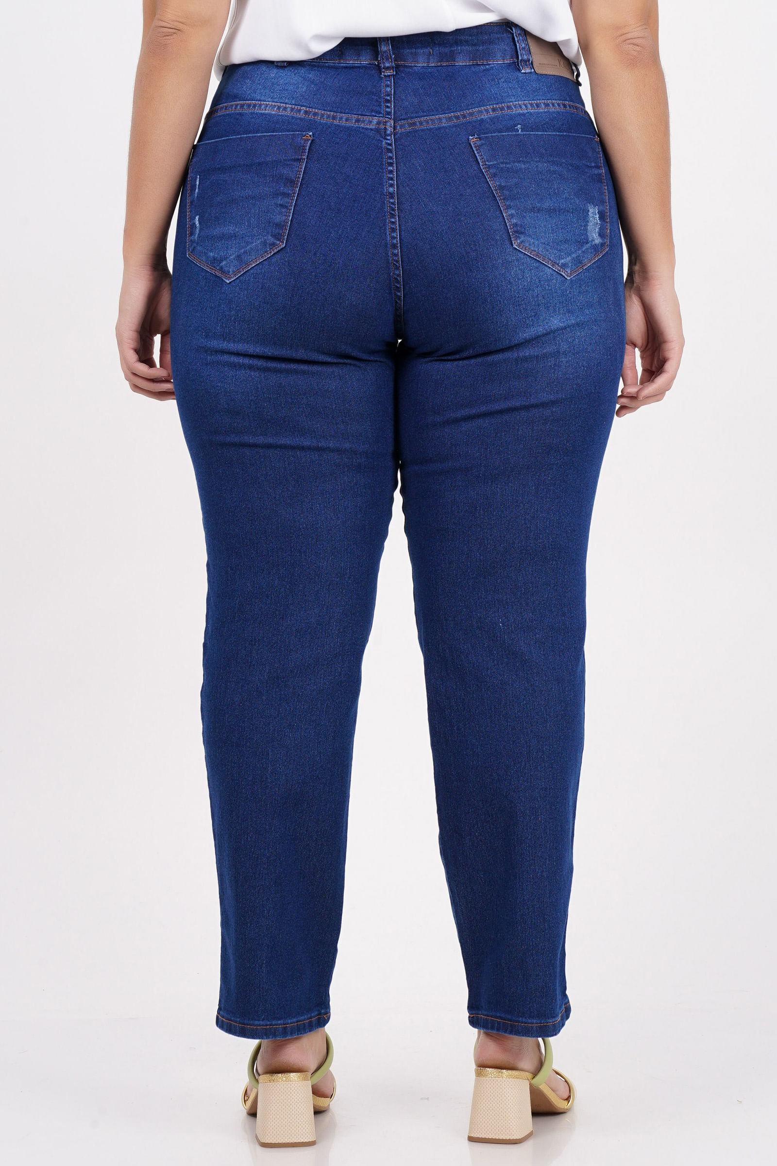 Calca-reta-jeans-com-rasgos-plus-size