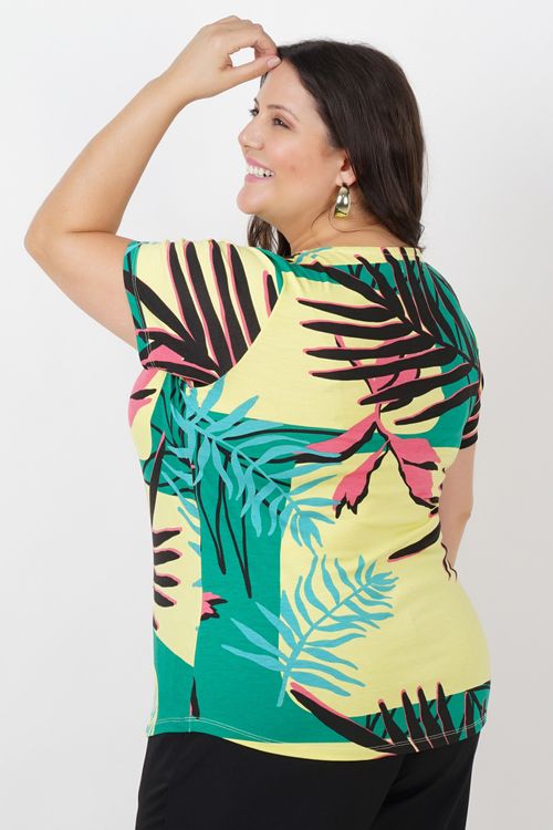 Blusa de viscolycra estampada com torção no decote plus size verde