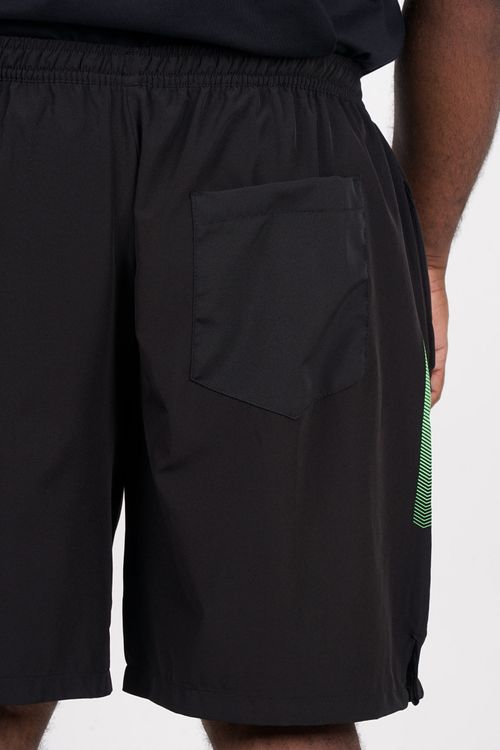 Shorts com listra lateral plus size preto