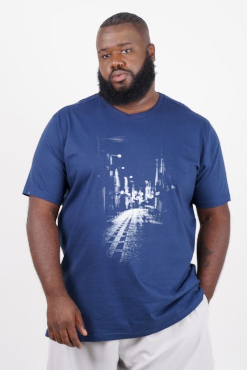 Camiseta com estampa urbana plus size azul marinho