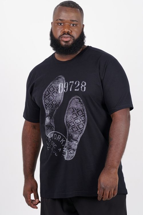 Camiseta com estampa pegada plus size preto