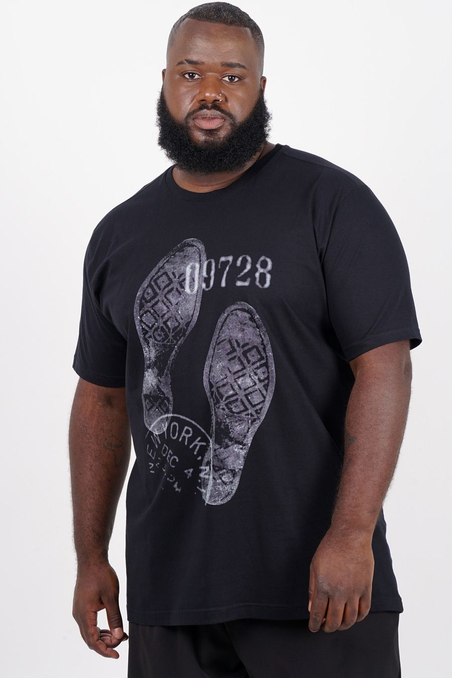 Camiseta com estampa pegada plus size preto