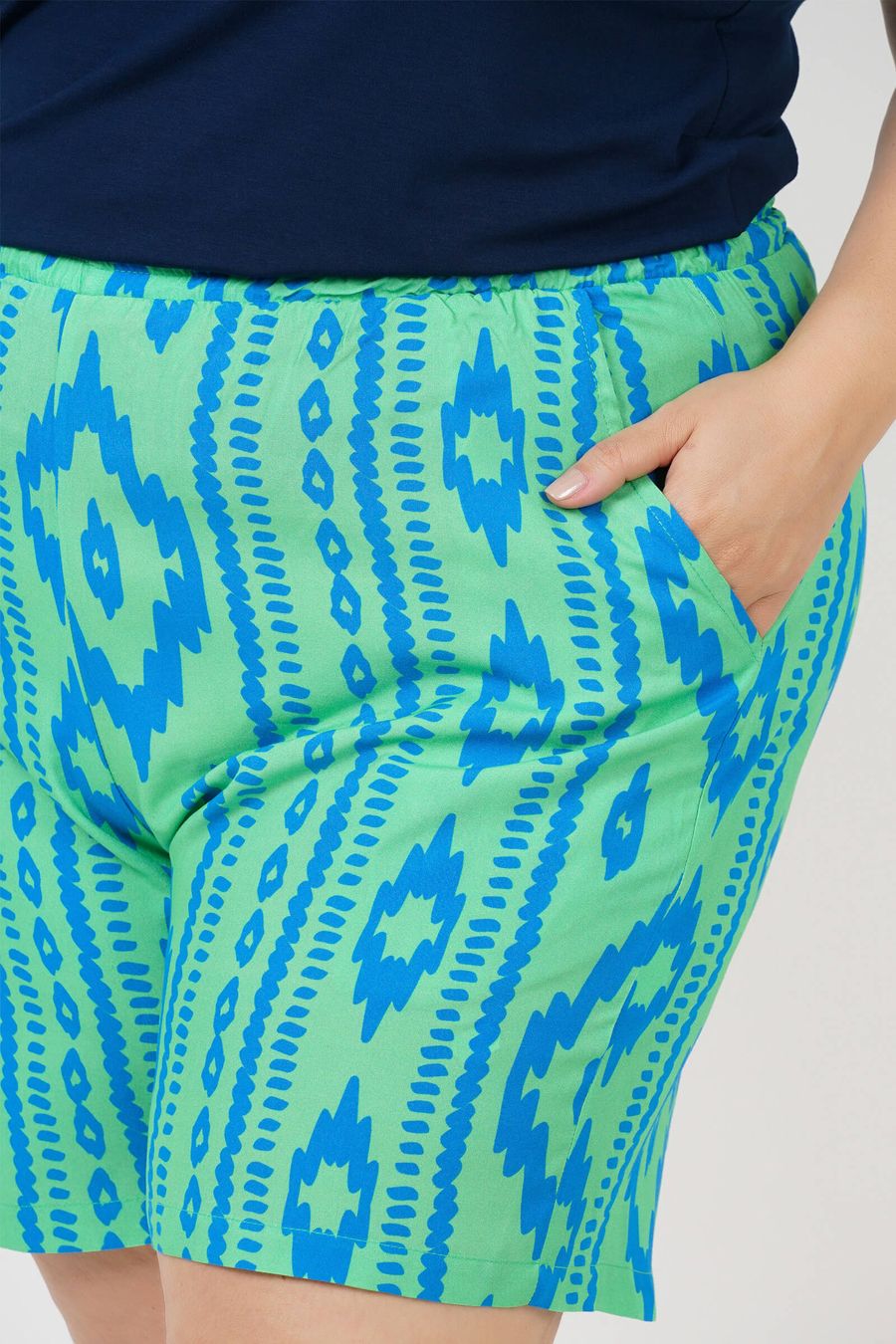 Short de viscose estampada plus size verde