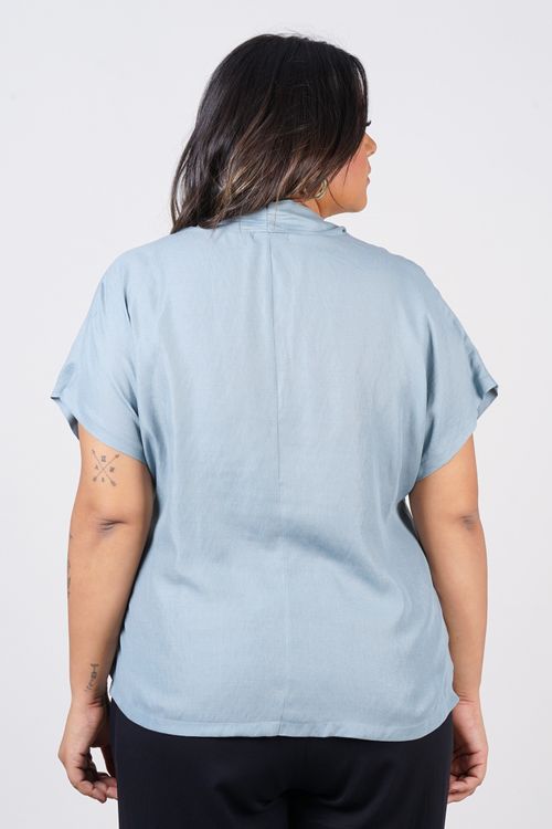 Blusa com manga curta e decote v plus size azul