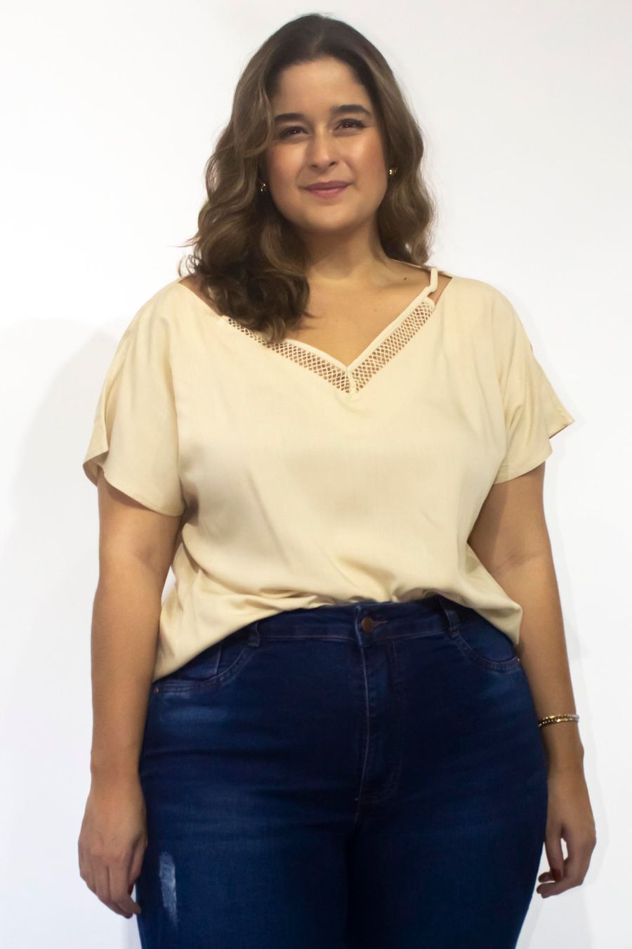 Blusa com detalhe no decote plus size bege