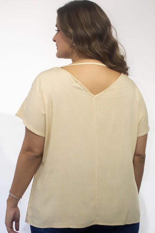 Blusa com detalhe no decote plus size bege