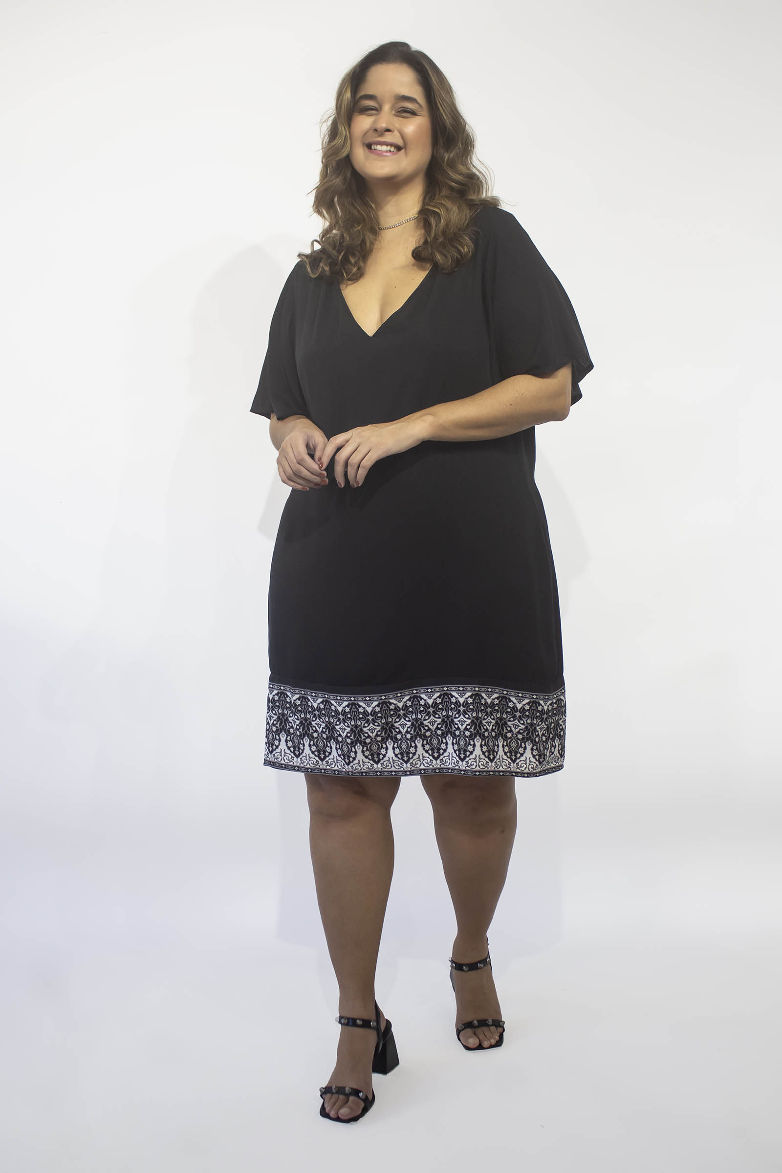 Vestido-curto-com-barrado-plus-size_0026_3