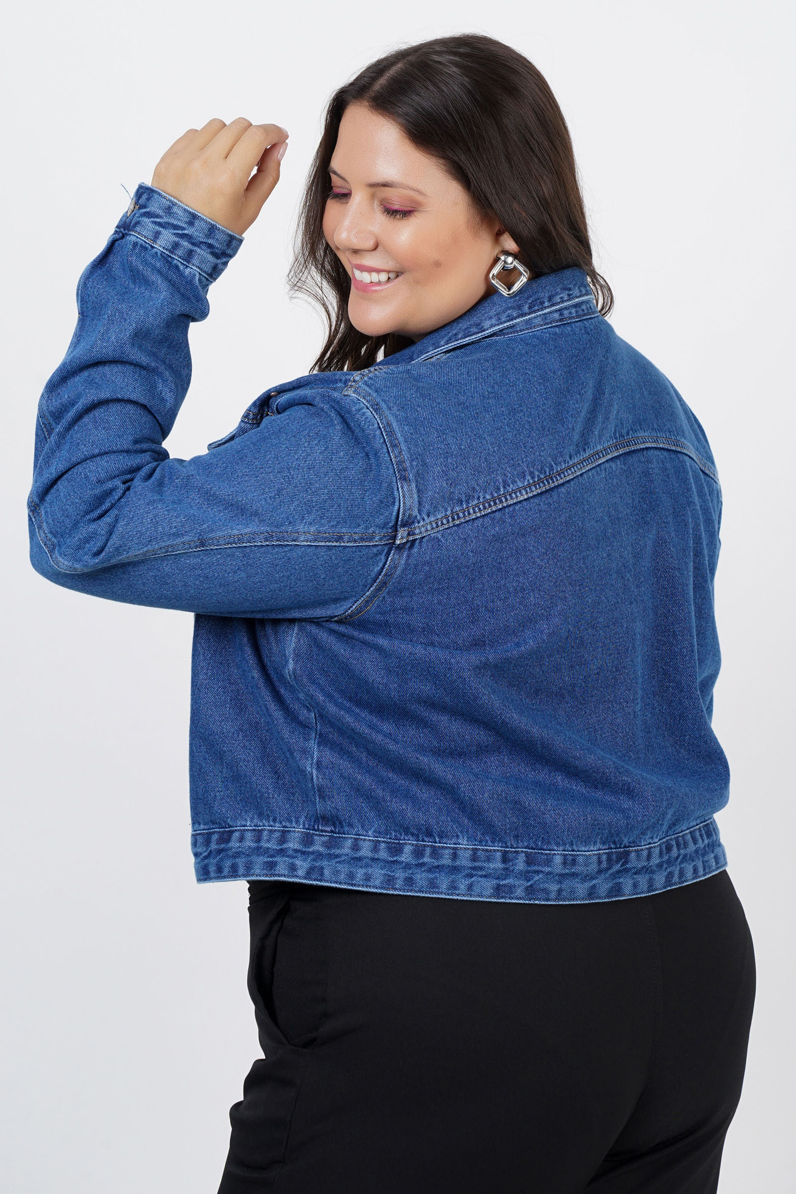 Jaqueta-jeans-com-tachas-plus-size_0102_4