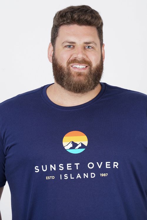 Camiseta com estampa sunset plus size azul marinho