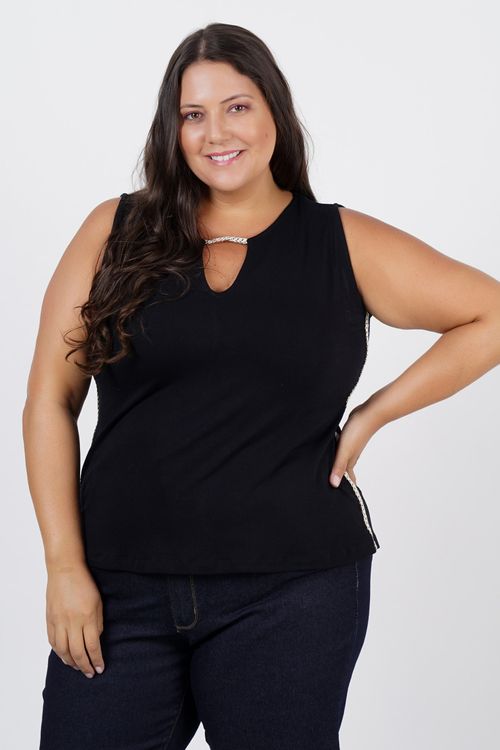Regata de malha com aviamento plus size preto
