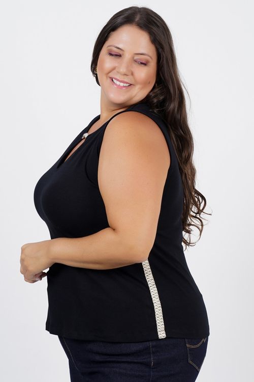 Regata de malha com aviamento plus size preto