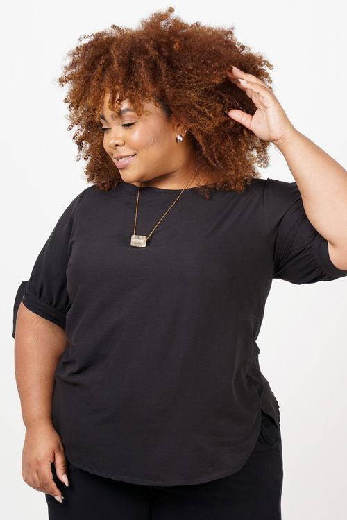 Blusa manga curta com abertura plus size preto
