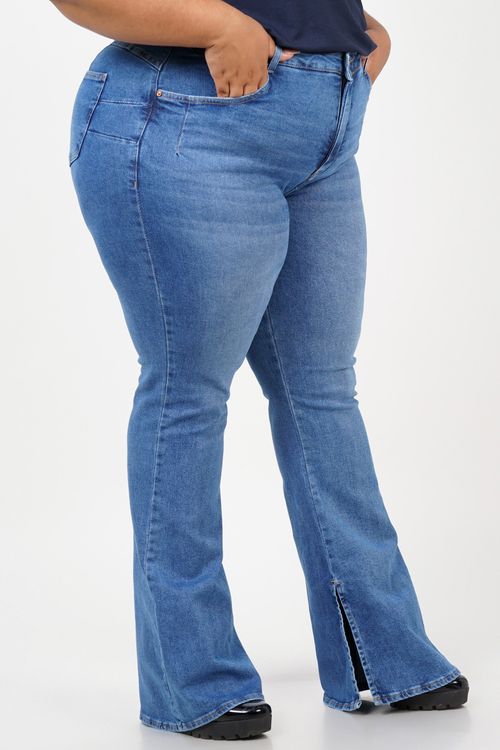 Calça flare jeans com abertura na barra plus size jeans blue
