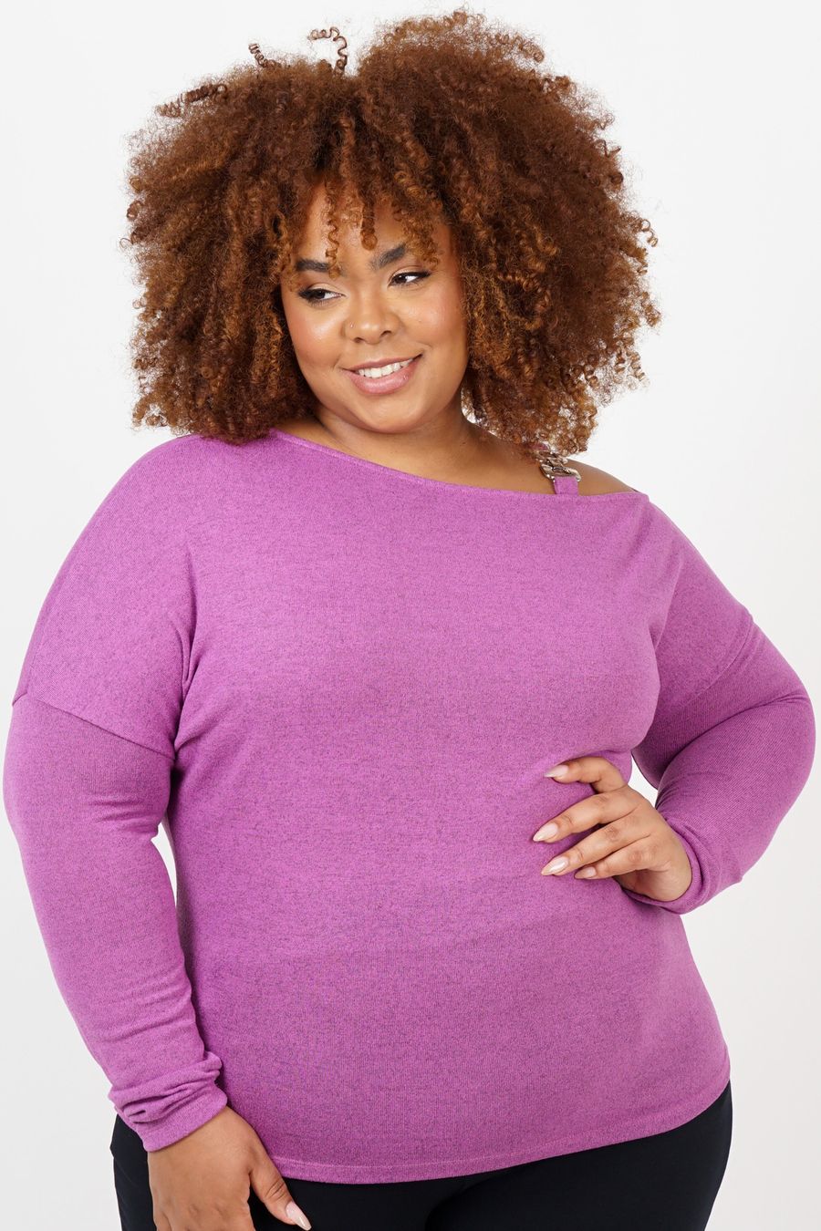 Blusa malha tricô  com detalhe no ombro plus size roxa