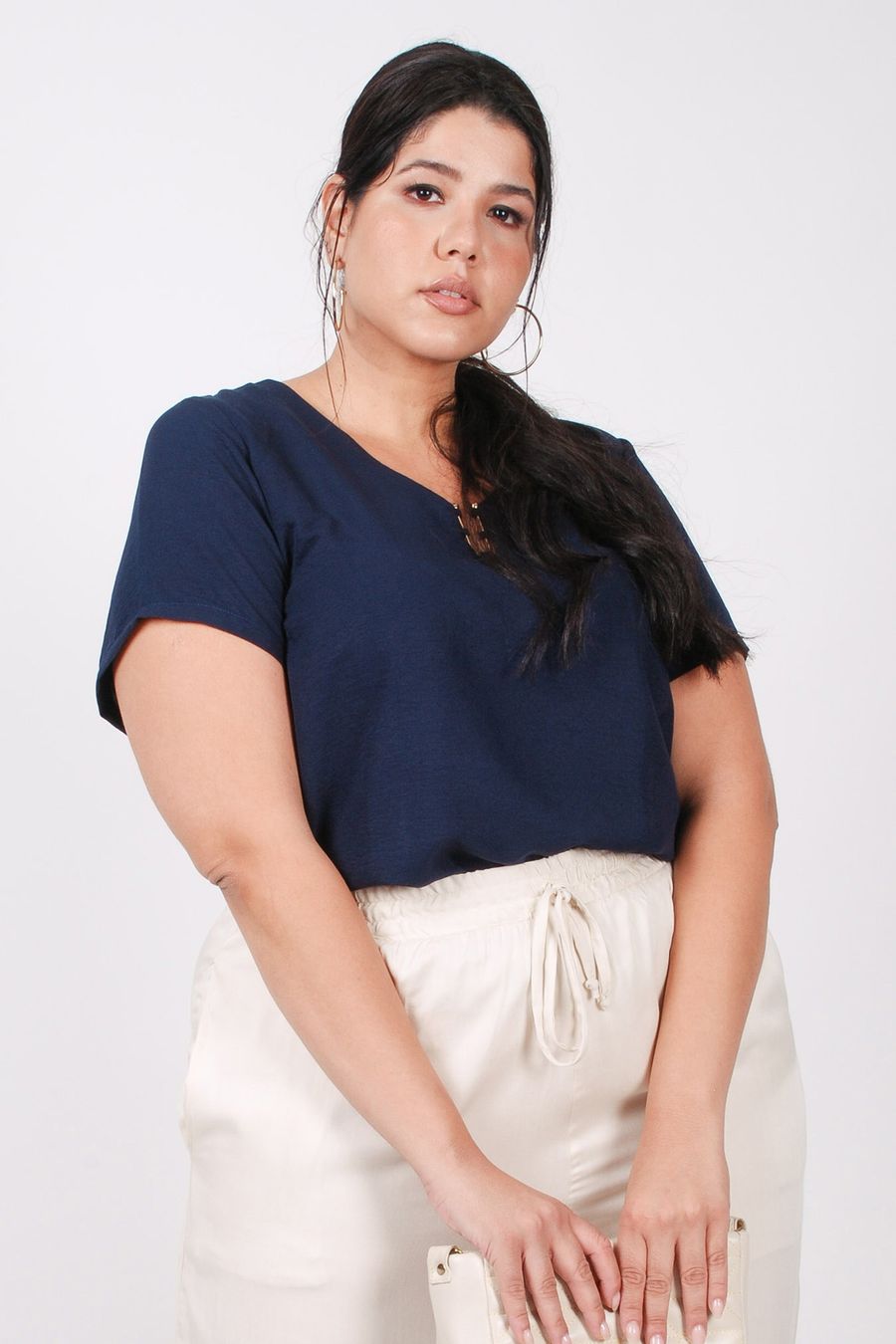 Blusa com detalhe no decote plus size azul marinho